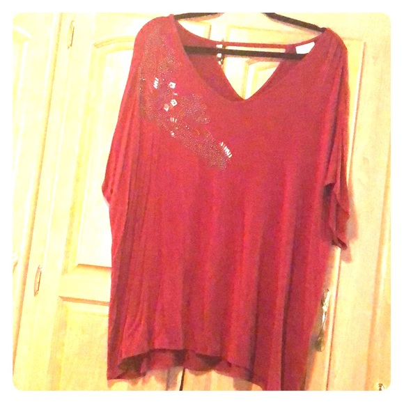 Avenue Burgandy Drew Tee - Picture 1 of 4